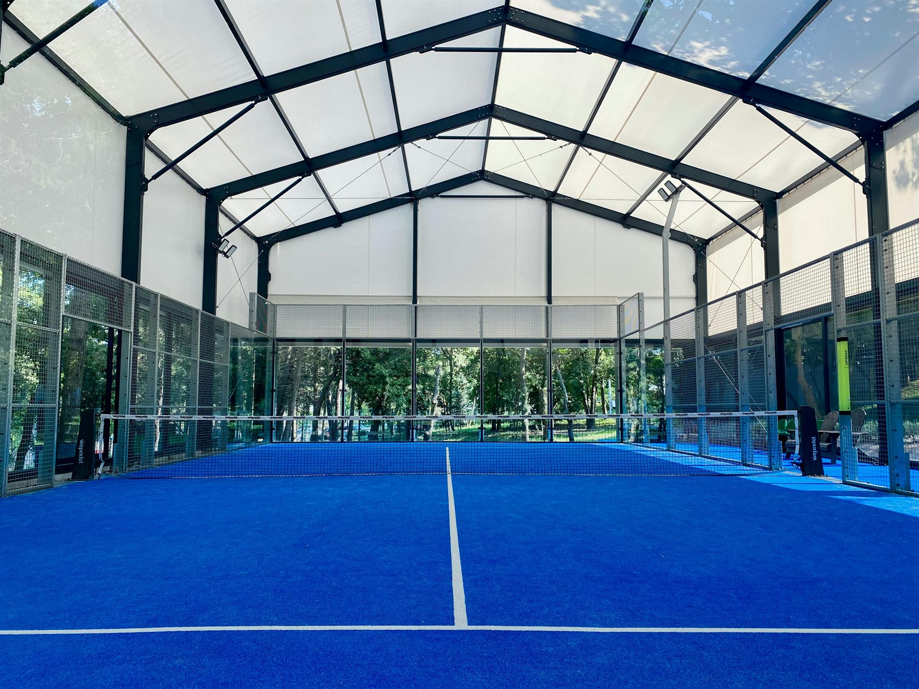 全景 Padel 球场与灯光系统